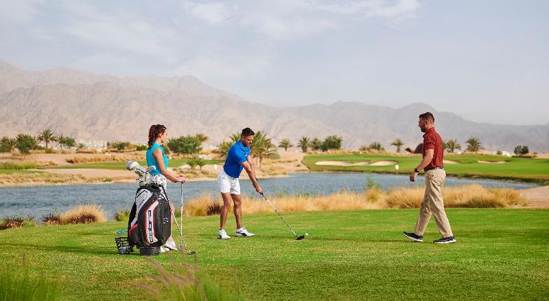 하얏트 리젠시 아카바 아일라 리조트 외부 사진 Golfers at Al Hamra Golf Club